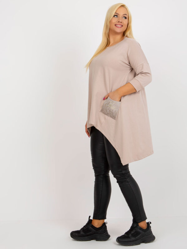 pol_pl_Bezowa-asymetryczna-bluzka-plus-size-z-kieszeniami-398130_1