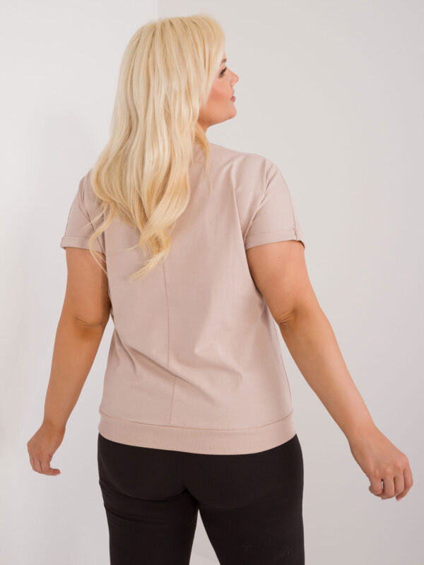 pol_pl_Bezowa-bluzka-plus-size-z-okraglym-dekoltem-407474_2