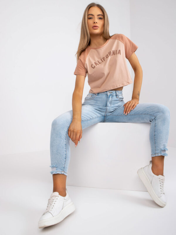 pol_pl_Bezowo-camelowy-bawelniany-t-shirt-z-nadrukiem-385831_6