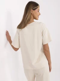 pol_pl_Bezowy-damski-t-shirt-z-napisem-412798_5