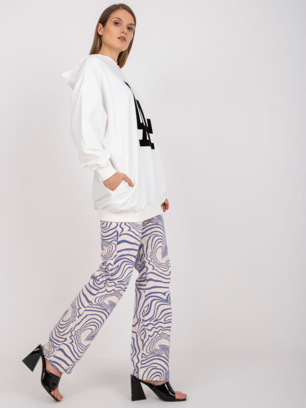 pol_pl_Biala-dresowa-bluza-z-kapturem-i-dlugim-rekawem-385478_4