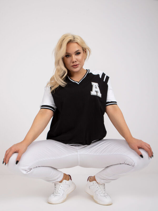 pol_pl_Bialo-czarna-casualowa-bluzka-plus-size-z-dekoltem-V-385765_8 pol_pl_Bialo-czarna-casualowa-bluzka-plus-size-z-dekoltem-V-385765_8