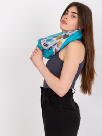 pol_pl_Bialo-niebieska-chusta-z-nadrukiem-382913_5