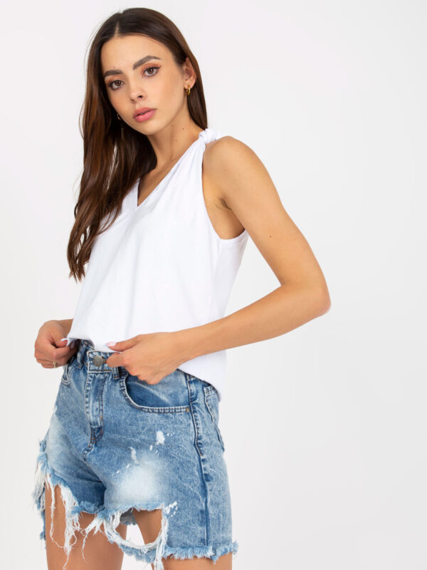 pol_pl_Bialy-gladki-top-basic-z-dekoltem-w-serek-RUE-PARIS-388952_3