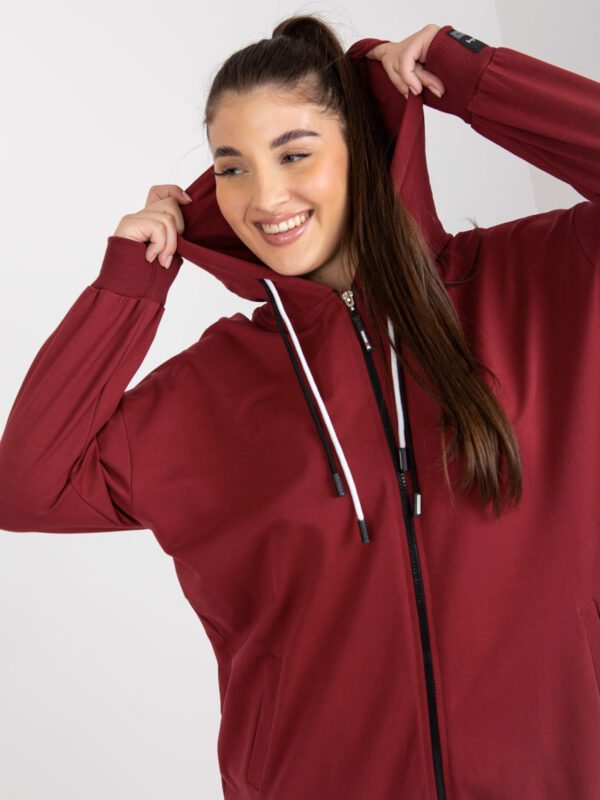 pol_pl_Bordowa-rozpinana-bluza-plus-size-z-napisami-z-tylu-391607_4