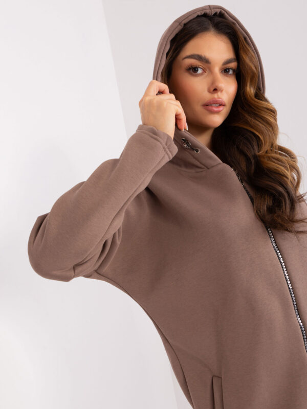 pol_pl_Brazowa-asymetryczna-bluza-basic-ze-sciagaczami-405017_4