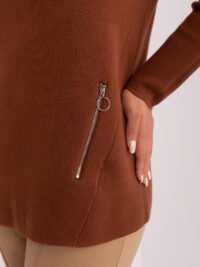 pol_pl_Brazowy-damski-sweter-plus-size-z-zamkami-402130_2