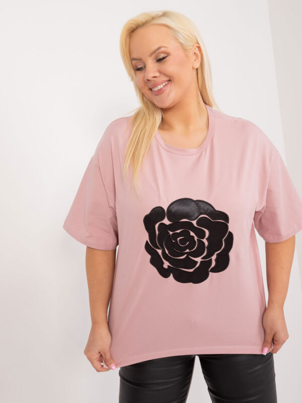 pol_pl_Brudnorozowa-bluzka-plus-size-z-naszywka-407274_2