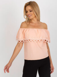 pol_pl_Brzoskwiniowa-damska-bluzka-hiszpanka-z-falbana-398834_4