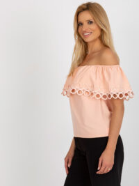 pol_pl_Brzoskwiniowa-damska-bluzka-hiszpanka-z-falbana-398834_5