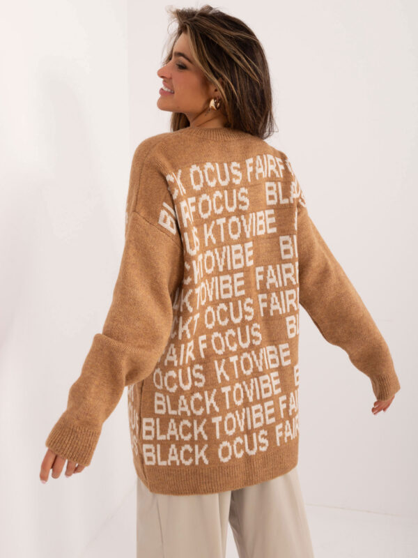 pol_pl_Camelowy-sweter-oversize-z-napisami-408744_1 pol_pl_Camelowy-sweter-oversize-z-napisami-408744_1