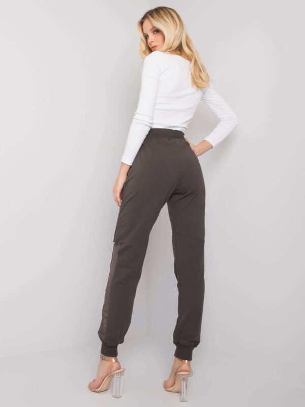 pol_pl_Ciemne-khaki-bawelniane-spodnie-dresowe-Susan-381402_5