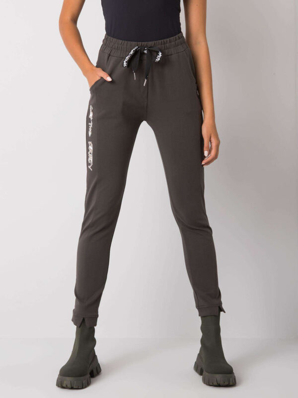 pol_pl_Ciemne-khaki-spodnie-dresowe-z-napisami-Peyton-378391_2