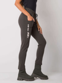 pol_pl_Ciemne-khaki-spodnie-dresowe-z-napisami-Peyton-378391_3