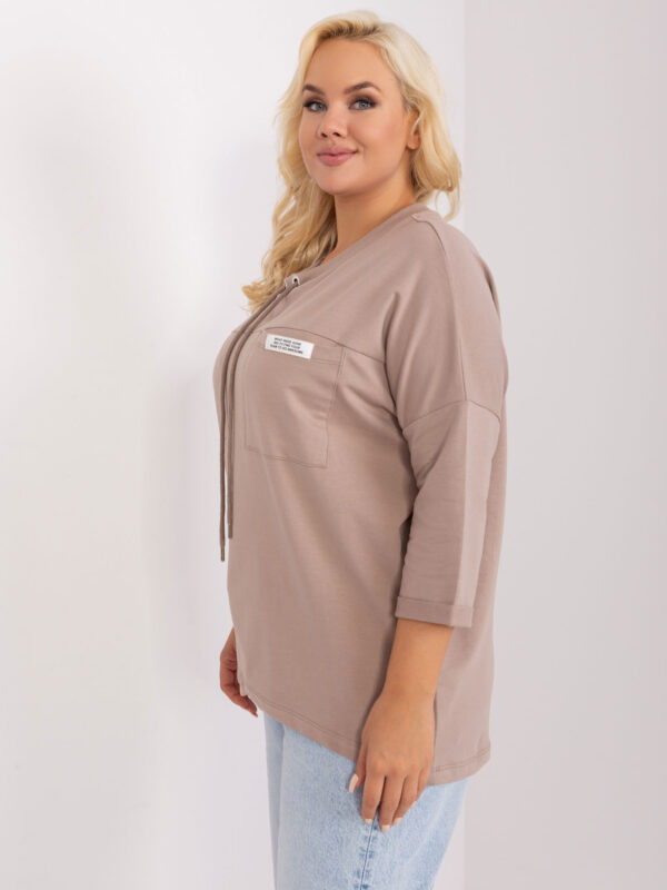 pol_pl_Ciemnobezowa-damska-bluzka-plus-size-z-kieszenia-402514_2