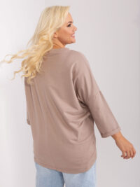 pol_pl_Ciemnobezowa-damska-bluzka-plus-size-z-kieszenia-402514_3