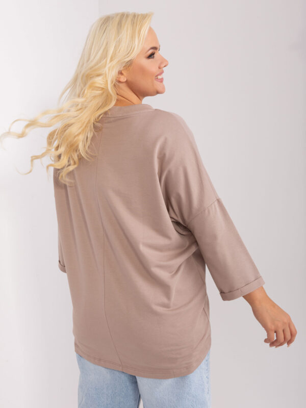 pol_pl_Ciemnobezowa-damska-bluzka-plus-size-z-kieszenia-402514_3 pol_pl_Ciemnobezowa-damska-bluzka-plus-size-z-kieszenia-402514_3