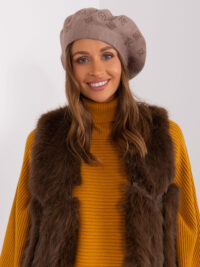 pol_pl_Ciemnobezowy-beret-damski-z-dzianiny-403370_1