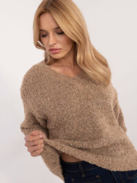 pol_pl_Ciemnobezowy-luzny-sweter-boucle-z-dekoltem-V-410325_1