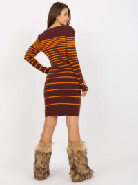 pol_pl_Ciemnobrazowa-prazkowana-sukienka-dopasowana-z-guzikami-391825_3