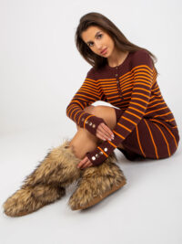 pol_pl_Ciemnobrazowa-prazkowana-sukienka-dopasowana-z-guzikami-391825_4