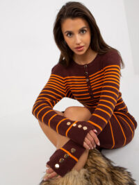 pol_pl_Ciemnobrazowa-prazkowana-sukienka-dopasowana-z-guzikami-391825_5