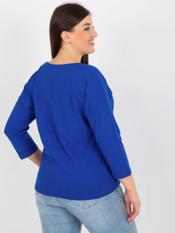 pol_pl_Ciemnoniebieska-damska-bluzka-plus-size-z-printem-i-dzetami-395403_5