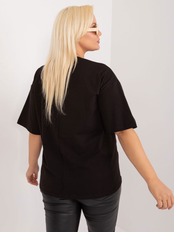 pol_pl_Czarna-bawelniana-bluzka-plus-size-z-naszywka-407187_6 pol_pl_Czarna-bawelniana-bluzka-plus-size-z-naszywka-407187_6