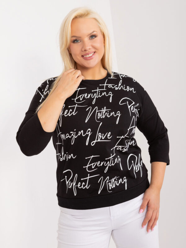 pol_pl_Czarna-casualowa-bluzka-plus-size-z-napisami-407535_4