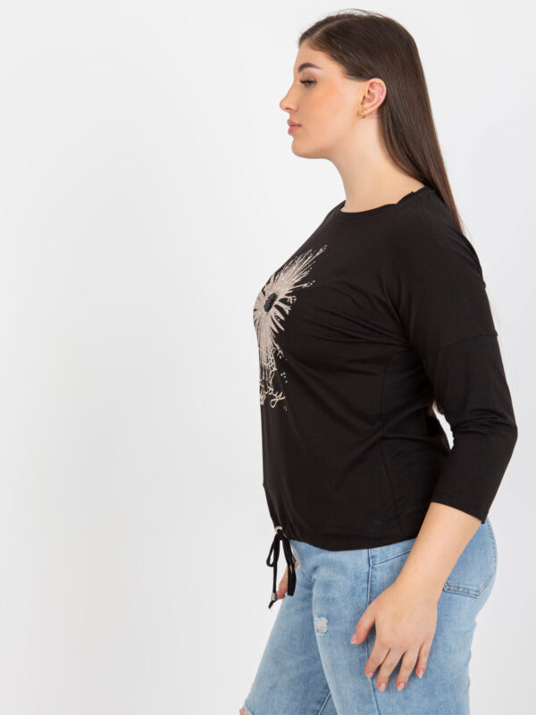 pol_pl_Czarna-codzienna-bluzka-plus-size-z-blyszczacym-printem-395412_2