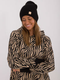 pol_pl_Czarna-czapka-beanie-z-dzianiny-409441_3