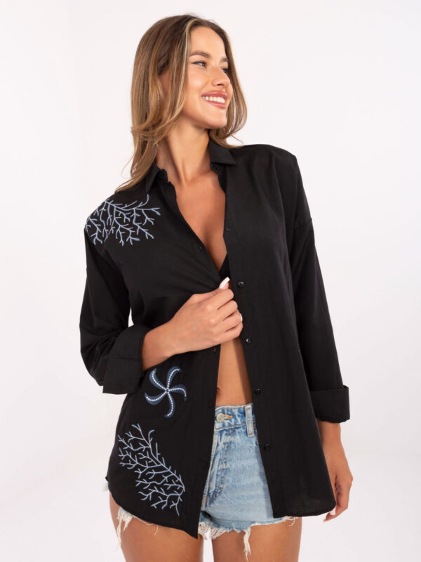 pol_pl_Czarna-rozpinana-koszula-oversize-z-haftem-398266_1 pol_pl_Czarna-rozpinana-koszula-oversize-z-haftem-398266_1