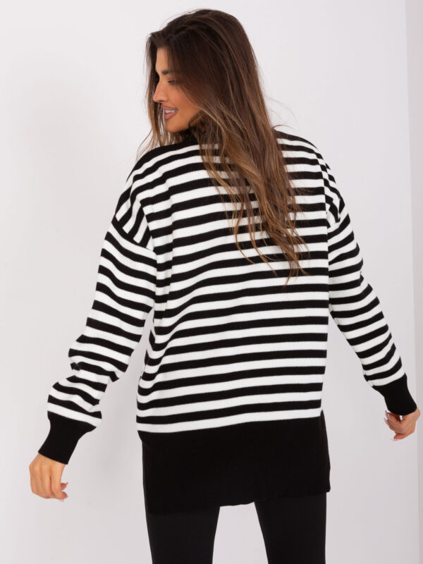 pol_pl_Czarno-ecru-luzny-sweter-damski-oversize-w-paski-402969_5 pol_pl_Czarno-ecru-luzny-sweter-damski-oversize-w-paski-402969_5