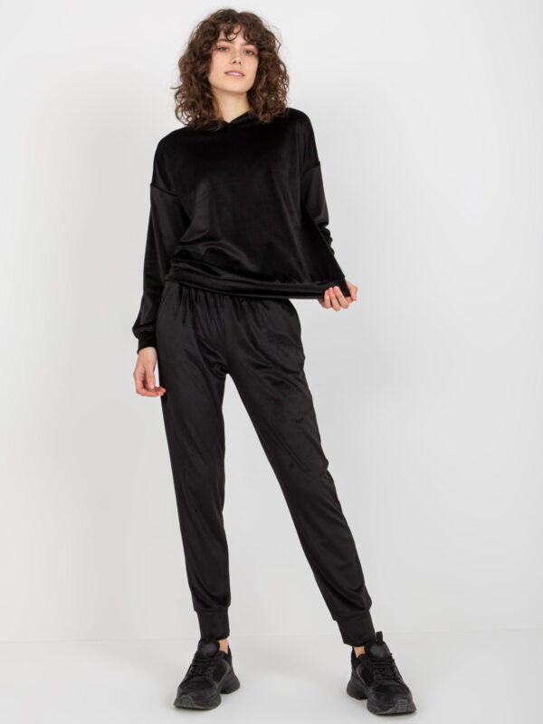 pol_pl_Czarny-damski-komplet-welurowy-z-bluza-i-spodniami-393976_4