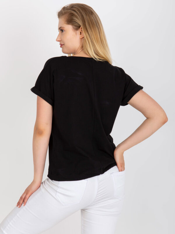 pol_pl_Czarny-t-shirt-plus-size-z-nadrukiem-i-aplikacja-386923_5