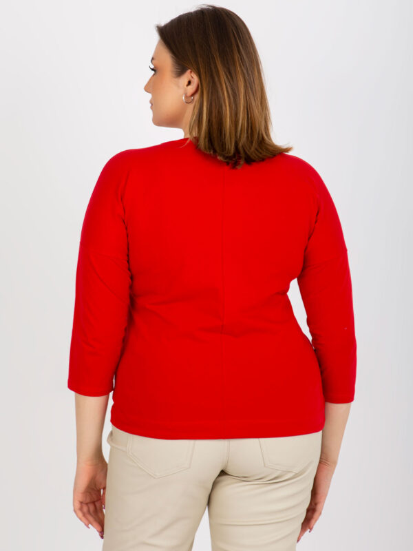 pol_pl_Czerwona-bluzka-plus-size-z-nadrukiem-i-sciagaczem-393598_2