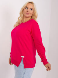 pol_pl_Czerwona-bluzka-plus-size-z-rozcieciem-402960_2