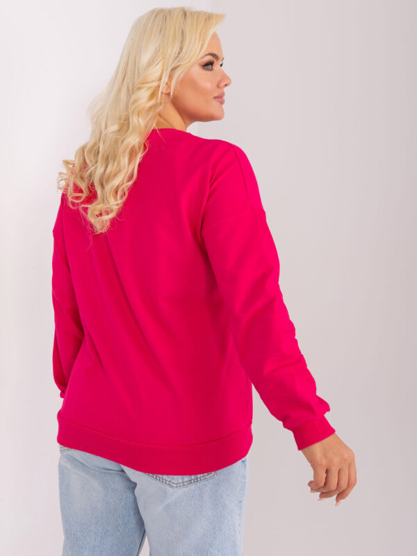 pol_pl_Czerwona-bluzka-plus-size-z-rozcieciem-402960_3