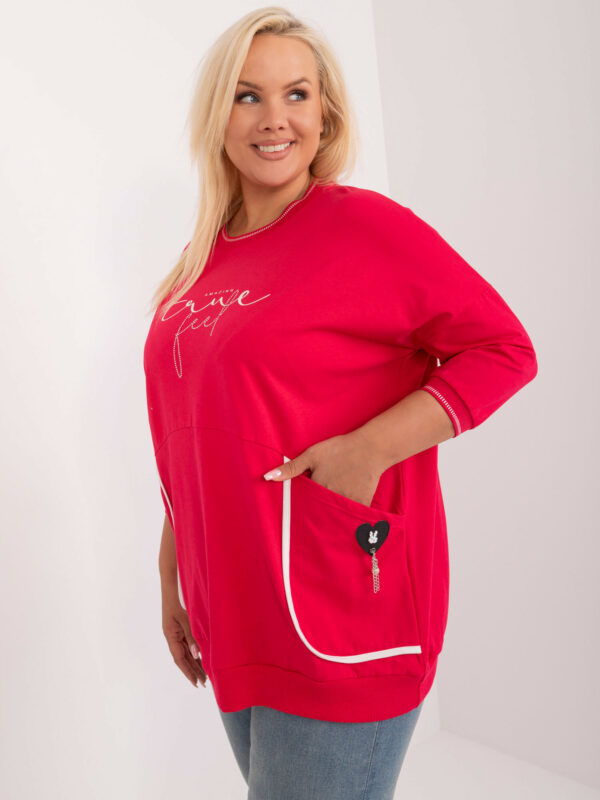 pol_pl_Czerwona-luzna-bluzka-plus-size-z-napisem-407975_4 pol_pl_Czerwona-luzna-bluzka-plus-size-z-napisem-407975_4