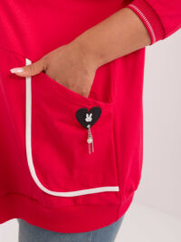 pol_pl_Czerwona-luzna-bluzka-plus-size-z-napisem-407975_5