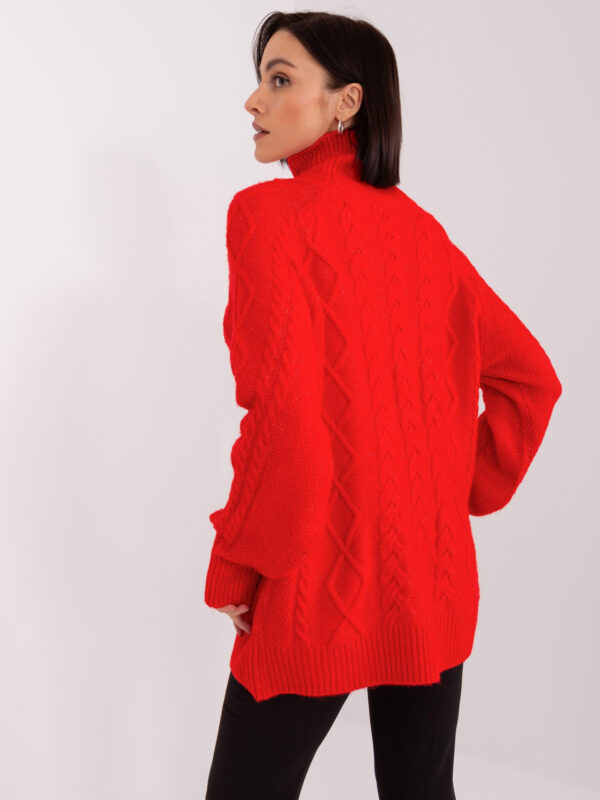 pol_pl_Czerwony-sweter-oversize-w-warkocze-z-dzianiny-403571_5