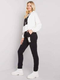 pol_pl_Ecru-czarny-komplet-z-naszywka-Danielle-381353_2