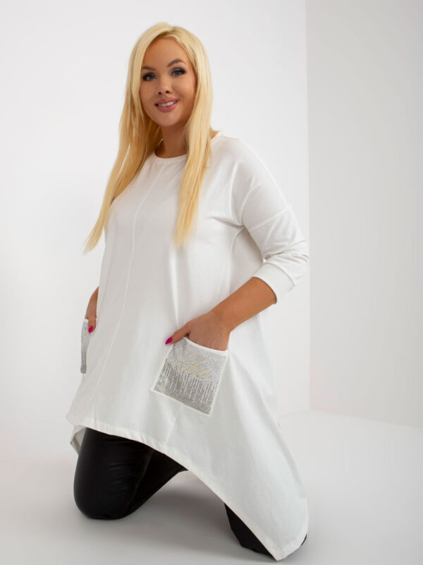 pol_pl_Ecru-dluga-bluzka-plus-size-z-kieszeniami-398150_1