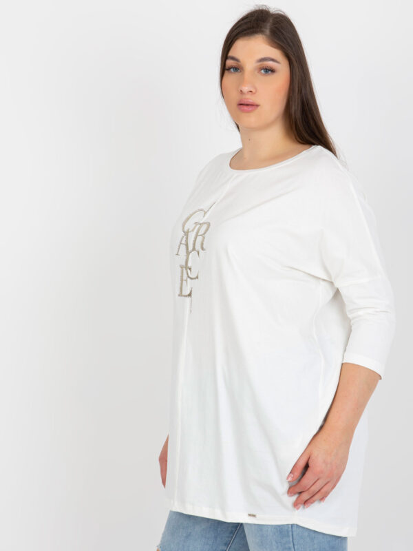 pol_pl_Ecru-dluzsza-bluzka-plus-size-z-rekawem-3-4-395307_2