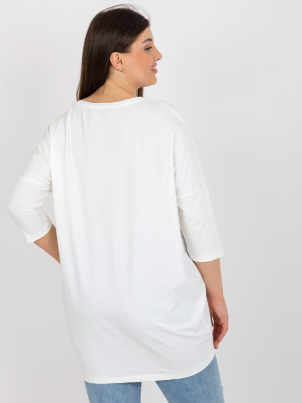 pol_pl_Ecru-dluzsza-bluzka-plus-size-z-rekawem-3-4-395307_3 pol_pl_Ecru-dluzsza-bluzka-plus-size-z-rekawem-3-4-395307_3