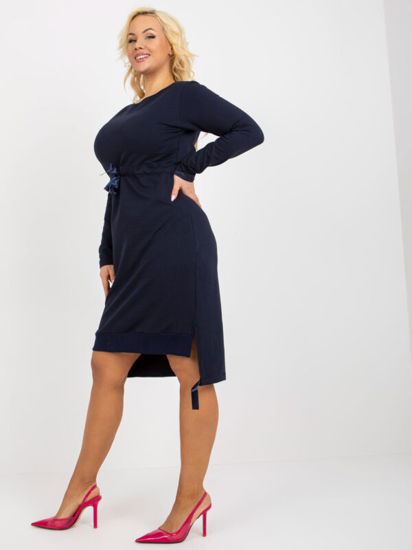 pol_pl_Granatowa-dresowa-sukienka-plus-size-ze-sciagaczem-w-pasie-393795_2 pol_pl_Granatowa-dresowa-sukienka-plus-size-ze-sciagaczem-w-pasie-393795_2