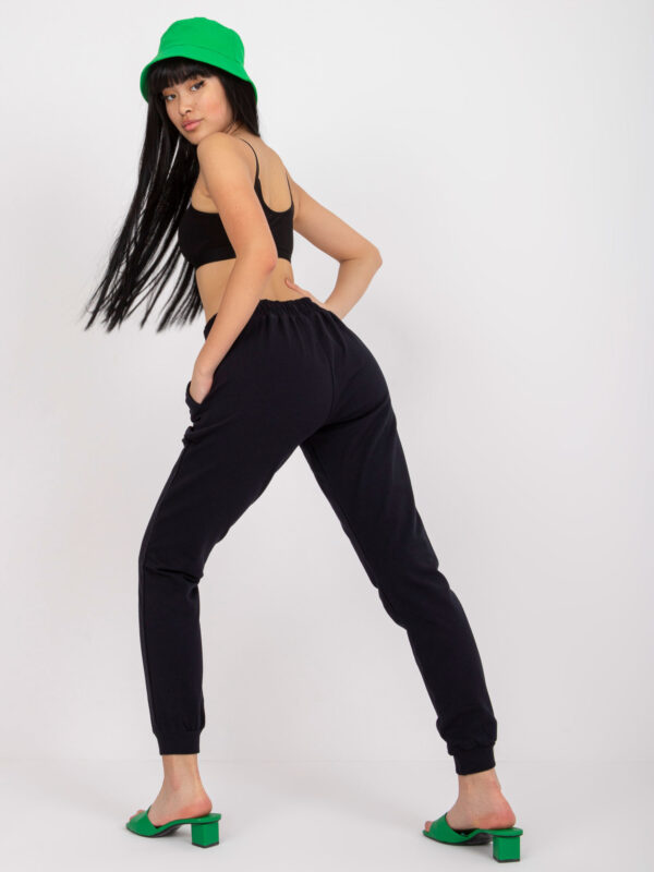 pol_pl_Granatowe-dresowe-spodnie-basic-z-wiazaniem-383148_5 pol_pl_Granatowe-dresowe-spodnie-basic-z-wiazaniem-383148_5