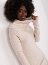 pol_pl_Jasnobezowa-sukienka-dzianinowa-do-kolana-404729_2