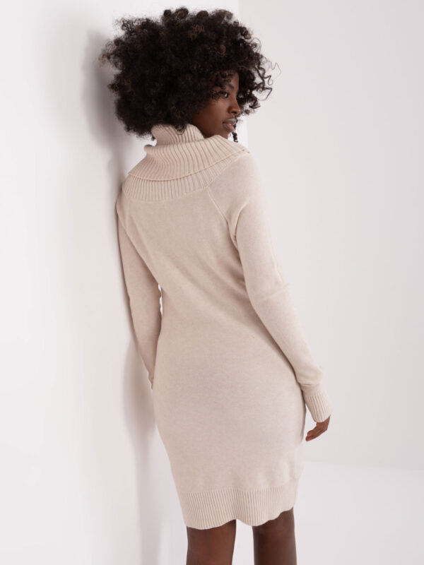 pol_pl_Jasnobezowa-sukienka-dzianinowa-do-kolana-404729_6 pol_pl_Jasnobezowa-sukienka-dzianinowa-do-kolana-404729_6