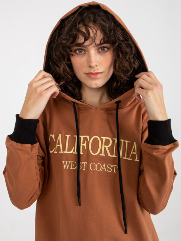 pol_pl_Jasnobrazowa-dluga-bluza-z-kapturem-i-napisem-391630_2